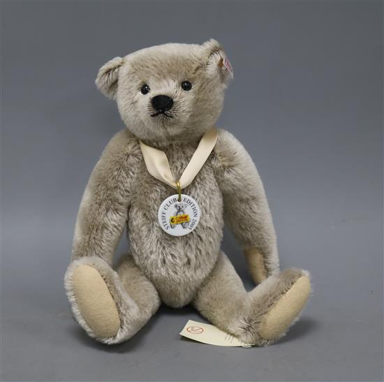 A Steiff Richard bear, EAN 420467, mint and boxed